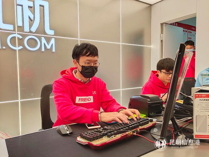 正在为用户提供服务的工作人员 正在为用户提供服务的工作人员