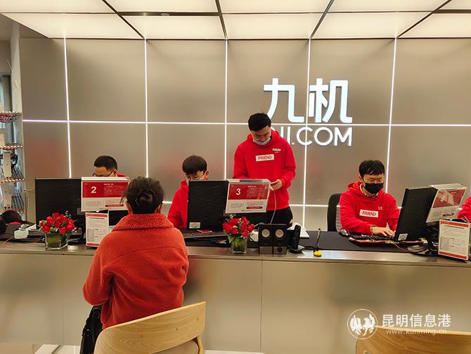 正在服务用户的工作人员 正在服务用户的工作人员