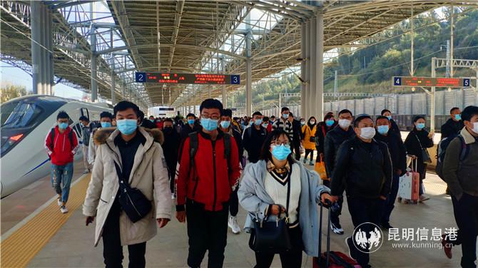 刚开通的大临铁路客流旺盛。通讯员郭婧 张伟明 摄 刚开通的大临铁路客流旺盛。通讯员郭婧 张伟明 摄