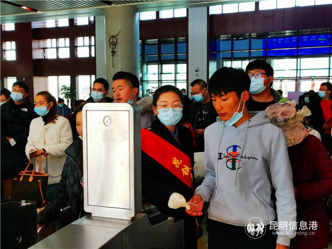 刚开通的大临铁路客流旺盛。通讯员郭婧 张伟明 摄2 刚开通的大临铁路客流旺盛。通讯员郭婧 张伟明 摄2