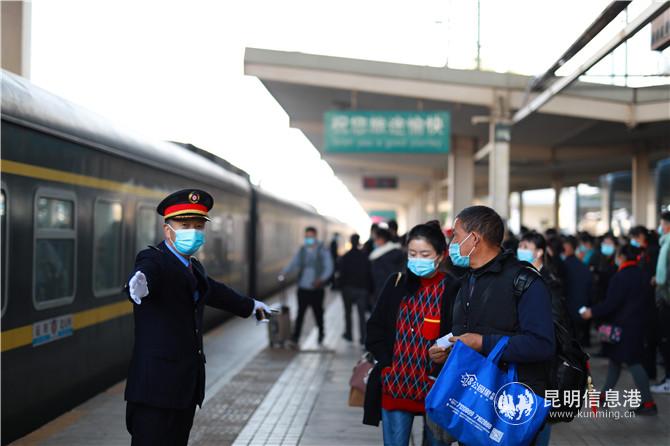 元旦假期首日云南17.5万人乘火车出行。通讯员周涛 段再宇 摄1