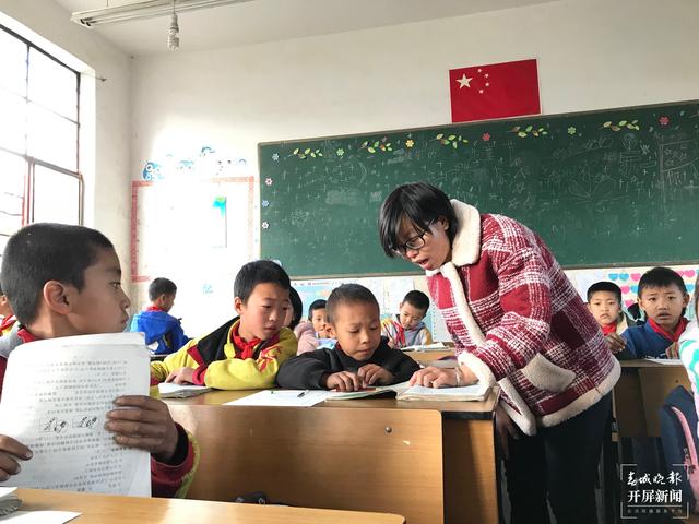 【大山里的老师】她的宿舍门口,总是放着山花野(春城晚报-开屏新闻记者 李春丽 摄影报道)