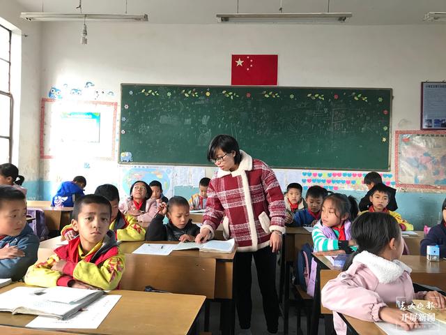 【大山里的老师】她的宿舍门口,总是放着山花野(春城晚报-开屏新闻记者 李春丽 摄影报道)