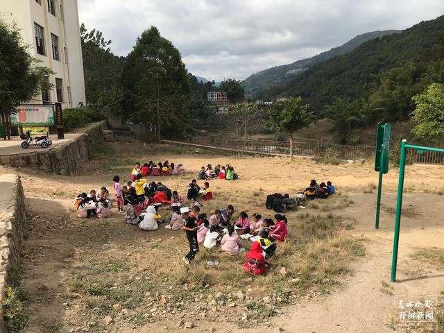 【大山里的老师】她的宿舍门口,总是放着山花野(春城晚报-开屏新闻记者 李春丽 摄影报道)