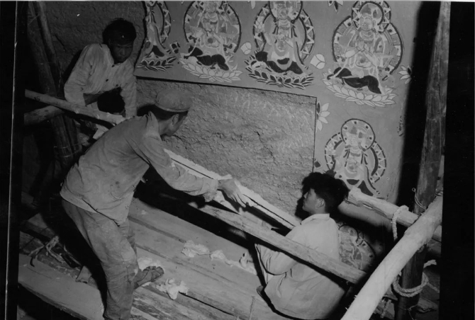 △1963年，配合岩体加固壁画揭取。（敦煌研究院提供）