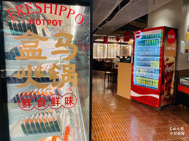 线下,昆明人“抗寒大作战”,线上,云南保暖类商品销量增速排名全国第一位(春城晚报-开屏新闻记者 朱婉琪 摄影报道)