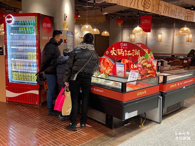 线下,昆明人“抗寒大作战”,线上,云南保暖类商品销量增速排名全国第一位(春城晚报-开屏新闻记者 朱婉琪 摄影报道)