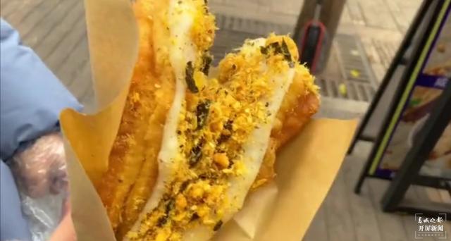 “这种吃法也算新奇”油条“撞”麻糍，网红小吃登录昆明（春城晚报-开屏新闻记者 刘嘉 实习生 肖睿 穆华芳 摄影报道）