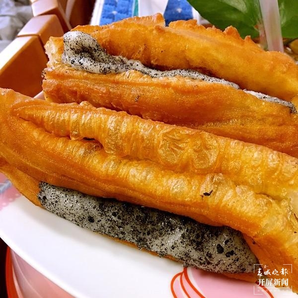 “这种吃法也算新奇”油条“撞”麻糍，网红小吃登录昆明（春城晚报-开屏新闻记者 刘嘉 实习生 肖睿 穆华芳 摄影报道）