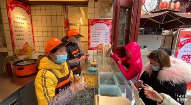 “这种吃法也算新奇”油条“撞”麻糍，网红小吃登录昆明（春城晚报-开屏新闻记者 刘嘉 实习生 肖睿 穆华芳 摄影报道）