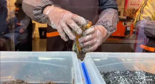 “这种吃法也算新奇”油条“撞”麻糍，网红小吃登录昆明（春城晚报-开屏新闻记者 刘嘉 实习生 肖睿 穆华芳 摄影报道）