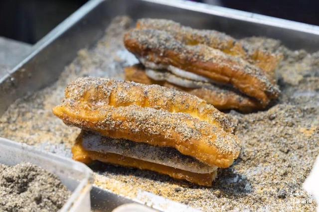 “这种吃法也算新奇”油条“撞”麻糍，网红小吃登录昆明（春城晚报-开屏新闻记者 刘嘉 实习生 肖睿 穆华芳 摄影报道）