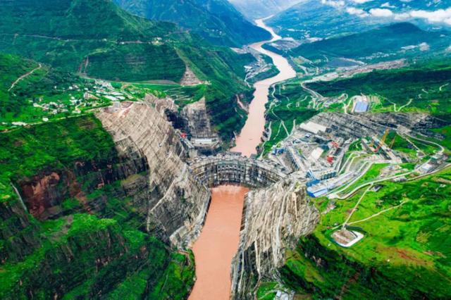 白鹤滩水电站预计今年5月实现大坝全线浇筑到顶7.jpg