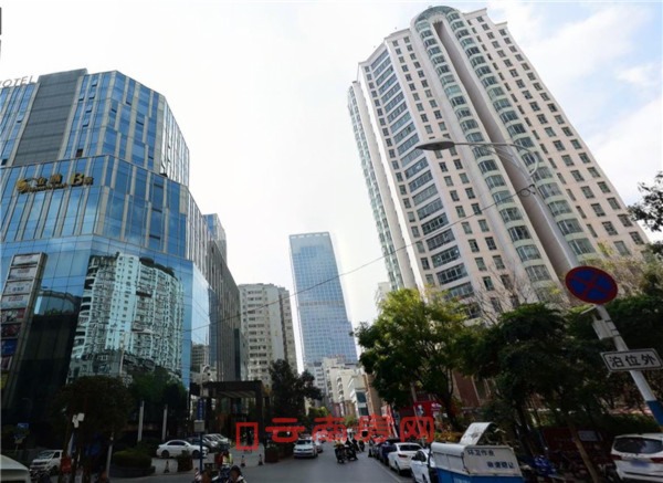 在金鹰B座吃饭，去对面的龙园豪宅玩剧本杀，是许多昆明年轻人的周末常态
