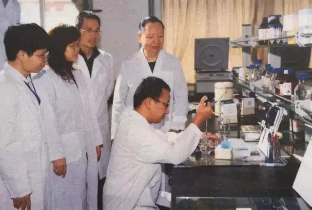 2008年，卢永根在实验室指导学生 图源：南方日报