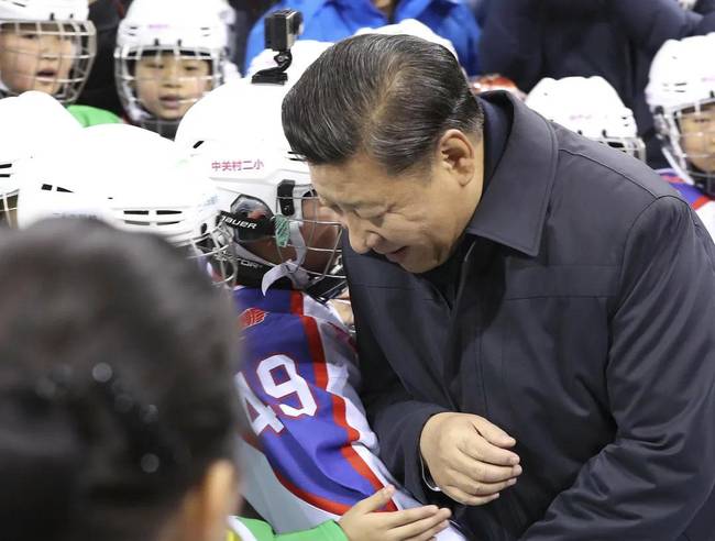 和习爷爷“撞肩”的冰雪男孩，长大了！