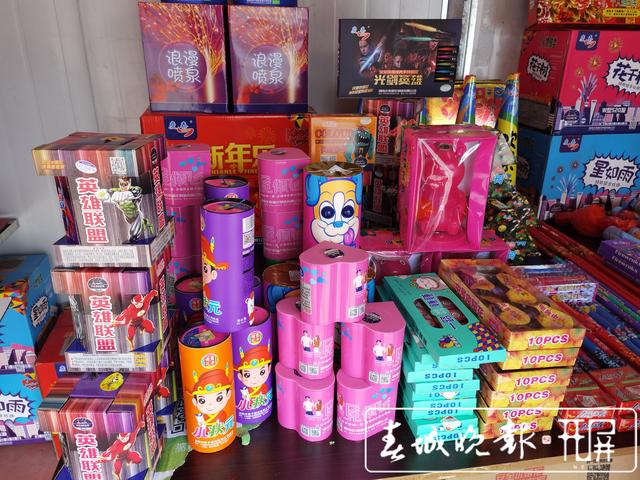 昆明烟花爆竹热销，销量同比上涨近40%！（记者：刘文波 摄影报道）