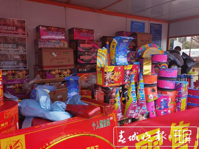 昆明烟花爆竹热销，销量同比上涨近40%！（记者：刘文波 摄影报道）