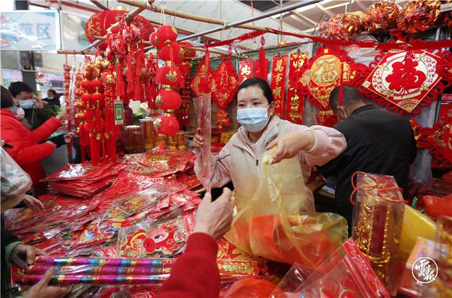 最是人间烟火气！昆明篆新农贸市场热闹非凡年味浓（记者：杨峥 摄影报道10.jpg