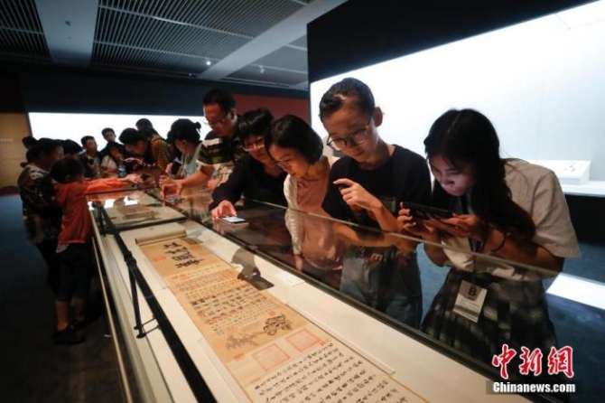 资料图:2019年,观众参观《伯远帖》(王珣《伯远帖》卷,晋代,故宫博物院藏)。 <a target='_blank' href='http://www.chinanews.com/'>中新社</a>记者 杜洋 摄 点击进入下一页