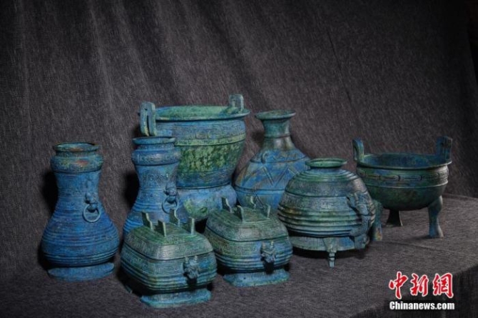 资料图:2019年,流失日本的“曾伯克父”青铜组器被成功追索,重新回到祖国。据了解,“曾伯克父”青铜组器一组8件,包括1鼎、1簋、1甗、1霝、2盨、2壶,品类丰富,保存完整,从形制、铭文、纹饰、铸造等方面均体现出典型的春秋早期青铜器的时代风格,体现了中国古代高超的青铜器铸造工艺。 国家文物局供图 点击进入下一页