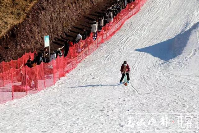 会泽草山!云南首个高山滑雪场春节期间很受宠 (5).jpg