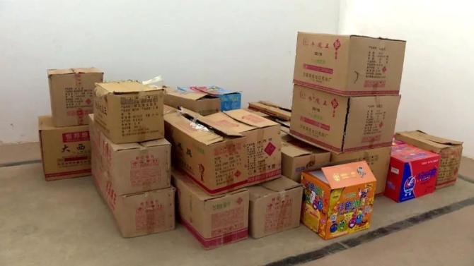 云南石屏:违法存储销售烟花爆竹,拘了!