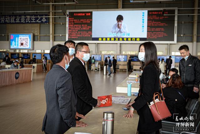 昆明南坝人才市场(龙宇丹 摄)