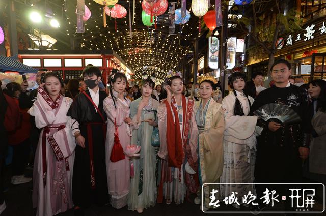 南强街闹元宵.jpg