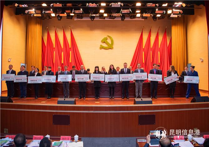 向企业代表颁发奖牌、兑现奖励 (2)