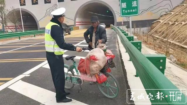 拾荒者推单车逆行高速路,随时有被撞飞危险…昭通交警吓坏了