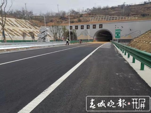 拾荒者推单车逆行高速路,随时有被撞飞危险…昭通交警吓坏了