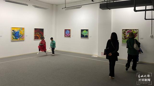 昆明12岁少年办画展 “吴画不说”吴伟迪油画展开展