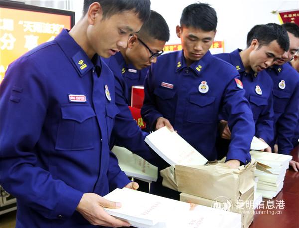 党员领取党史学习教育“四本书”。木晓东摄 党员领取党史学习教育“四本书”。木晓东摄