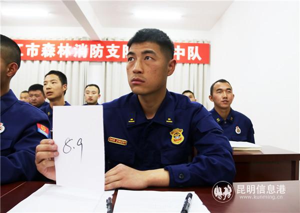 评委现场打分。木晓东摄 评委现场打分。木晓东摄