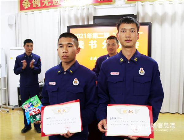 颁发证书奖品。木晓东摄 颁发证书奖品。木晓东摄