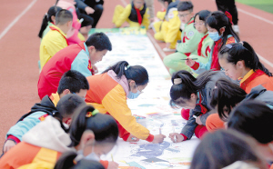 学生们用画笔描绘一幅“世界水日”主题百米长卷。