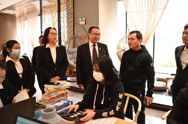 用书香“装点”美丽公路