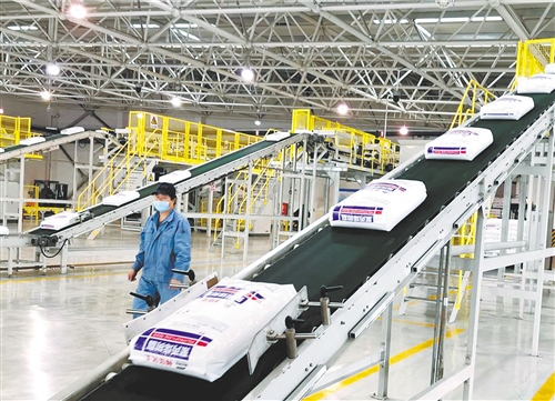 以龙头企业带动全链条发展