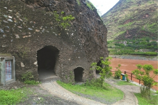 中央红军巧渡金沙江指挥部,就在这江边的山洞里_副本.jpg 中央红军巧渡金沙江指挥部,就在这江边的山洞里_副本.jpg