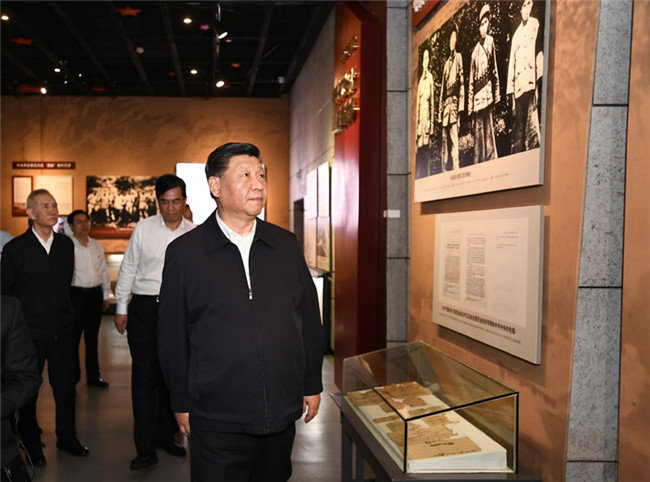 2019年5月20日至22日，中共中央总书记、国家主席、中央军委主席习近平在江西考察，主持召开推动中部地区崛起工作座谈会并发表重要讲话。这是习近平在赣州市于都县中央红军长征出发纪念馆参观，缅怀当年党中央和中央红军在苏区浴血奋战的峥嵘岁月。_副本.jpg