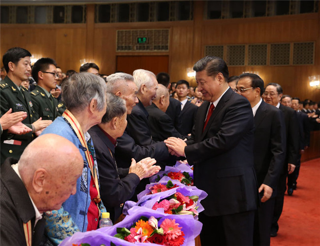2016年，10月19日，纪念红军长征胜利80周年文艺晚会《永远的长征》在北京人民大会堂举行。习近平、李克强、张德江、俞正声、刘云山、王岐山、张高丽等党和国家领导人出席观看。这是演出开始前习近平与老红军代表亲切握手，向他们致以崇高敬意。_副本.jpg
