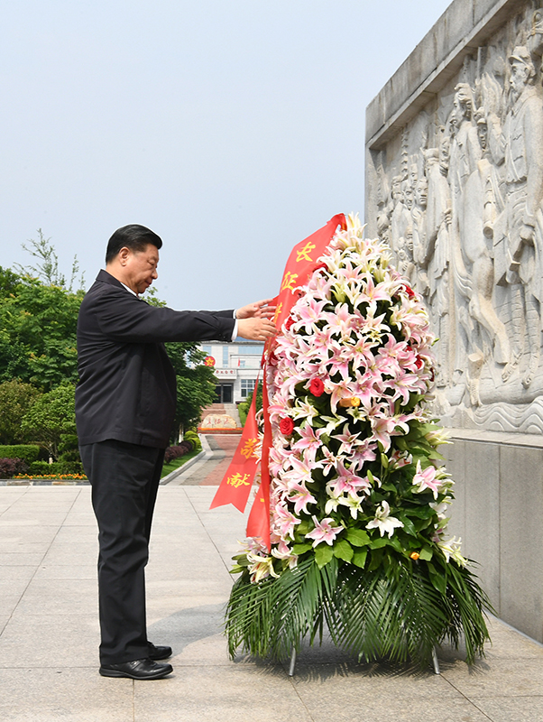 习近平向中央红军长征出发纪念碑敬献花篮.jpg