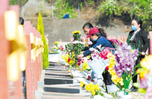很多市民用鲜花替代香烛纸钱进行祭扫。 记者黄晓松摄 很多市民用鲜花替代香烛纸钱进行祭扫。 记者黄晓松摄