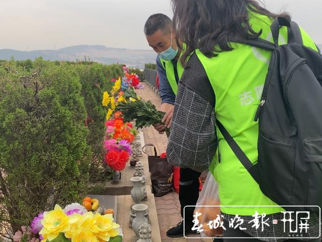 清明祭扫新方式:代客祭扫直播寄托哀思 墓碑前诵念祭文“仪式感”满满