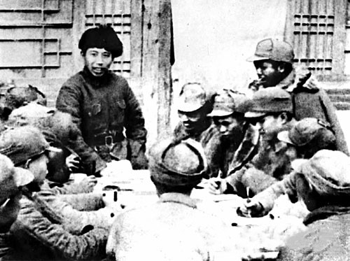 这是1941年2月，王震和359旅领导干部研究开发南泥湾的计划。_副本.jpg