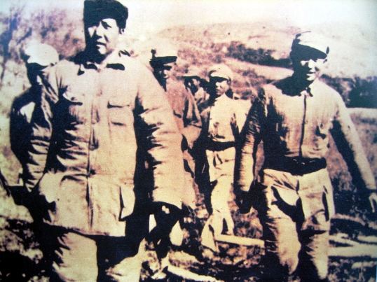 1943年冬，毛泽东在南泥湾视察八路军炮兵团。.jpg