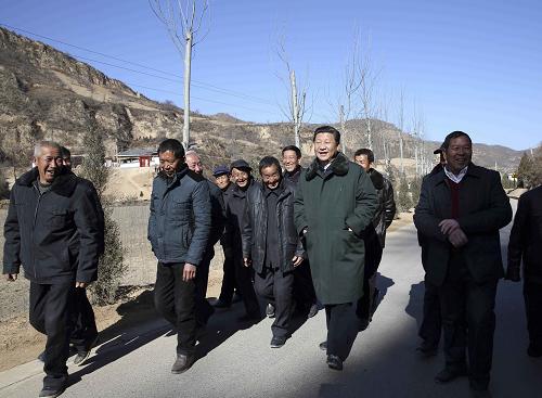 2015年2月13日上午，习近平在延安市延川县文安驿镇梁家河村调研时同村民边走边聊。.jpg