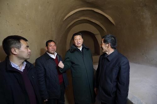 13日上午，习近平在延安市延川县文安驿镇梁家河村看望村民，同他们回忆当年一起劳动生活的情景。.jpg