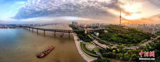 武汉长江两岸。李放 摄